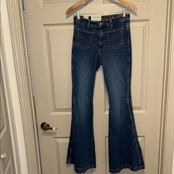 WRANGLER RETRO WOMEN'S MEDIUM WASH HIGH RISE FLARE PATCH POCKET VICTORIA JEANS - Picture 5 of 10